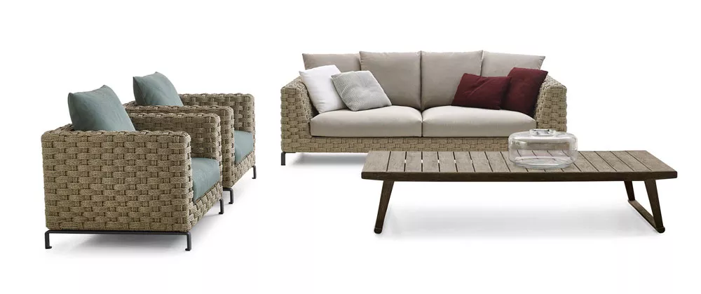 B&B Italia Ray Outdoor Loungesofa 2356 cm in Natur mit zwei Sesseln und einem Holztisch in einer gemütlichen Outdoor-Szene