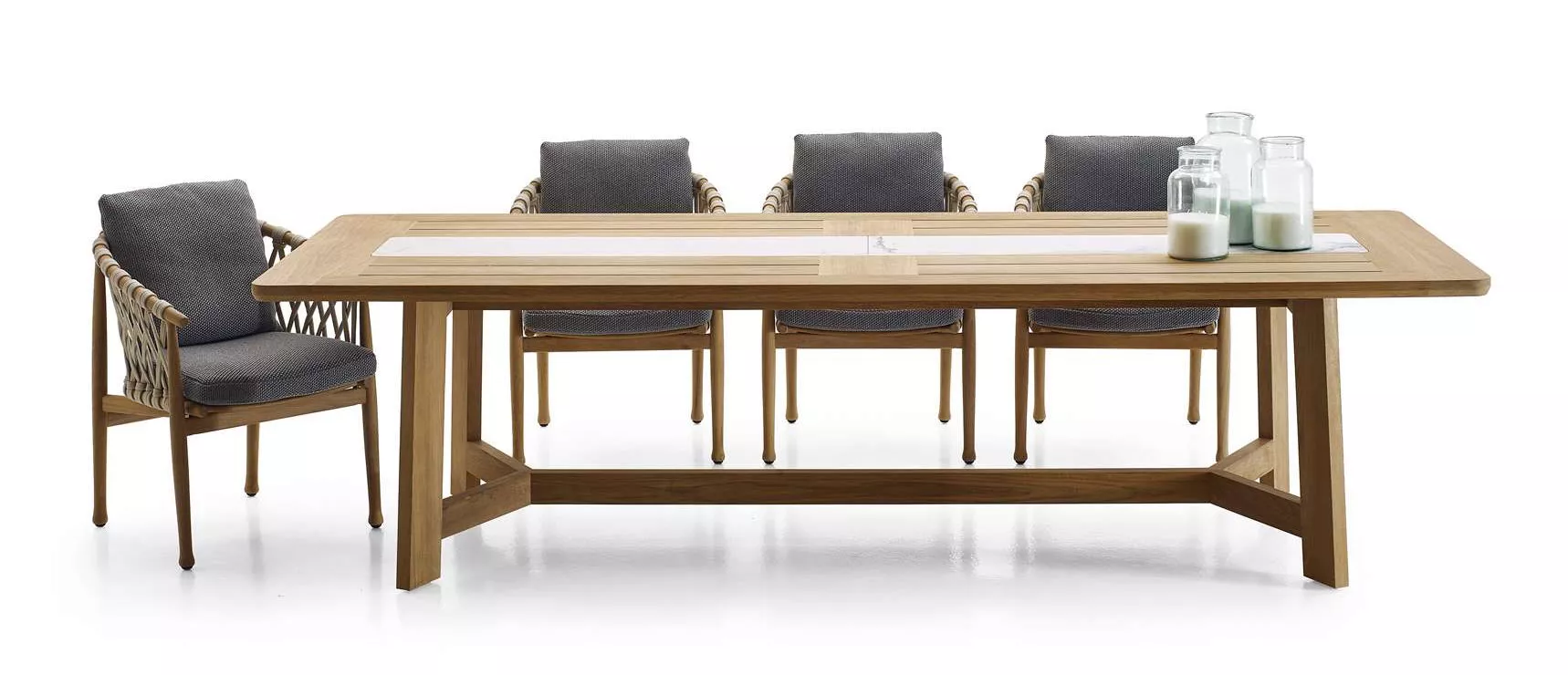 B&B Italia Ginestra Outdoor Essgruppe bestehend aus einem großen Holztisch und sechs Stühlen mit grauen Kissen ohne Hintergrund