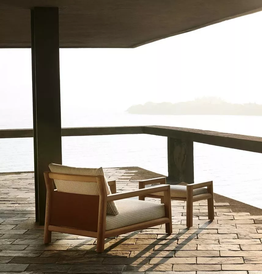 B&B Italia Pablo Outdoor Loungegruppe Gartensessel auf einer Terrasse mit Blick auf das Wasser bei Sonnenuntergang