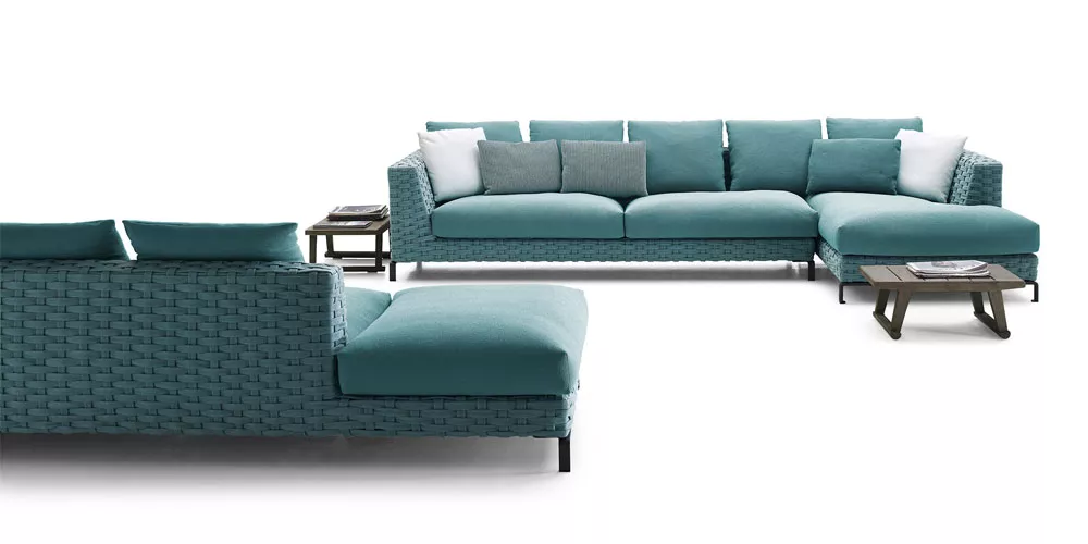 B&B Italia Ray Outdoor Fabric Loungesegruppe in türkis mit Kissen und Beistelltisch in einer modernen Wohnumgebung