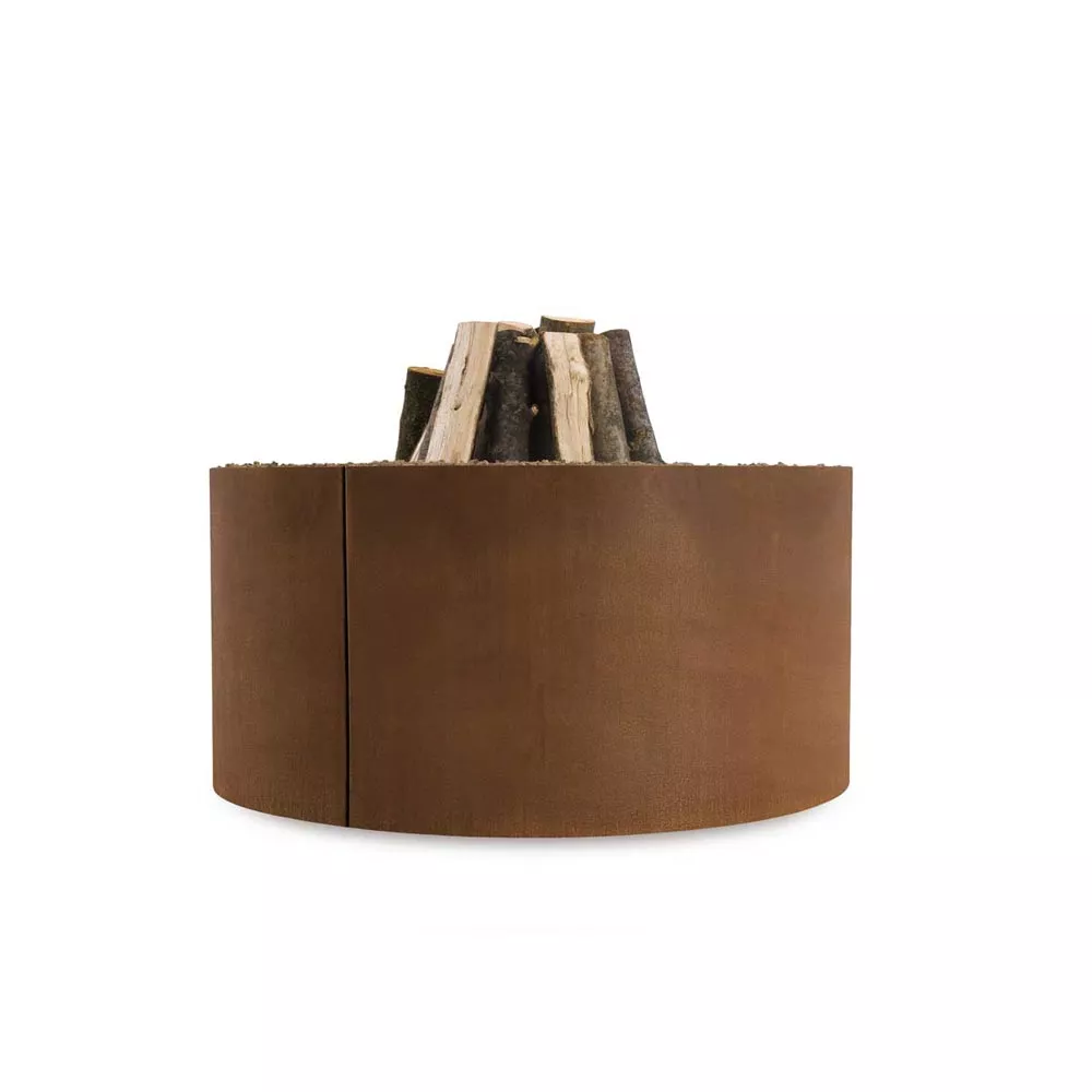 AK47 Mangiafuoco Feuerstelle aus oxidiertem Stahl 80 cm ohne Hintergrund mit Holzscheiten in der Mitte