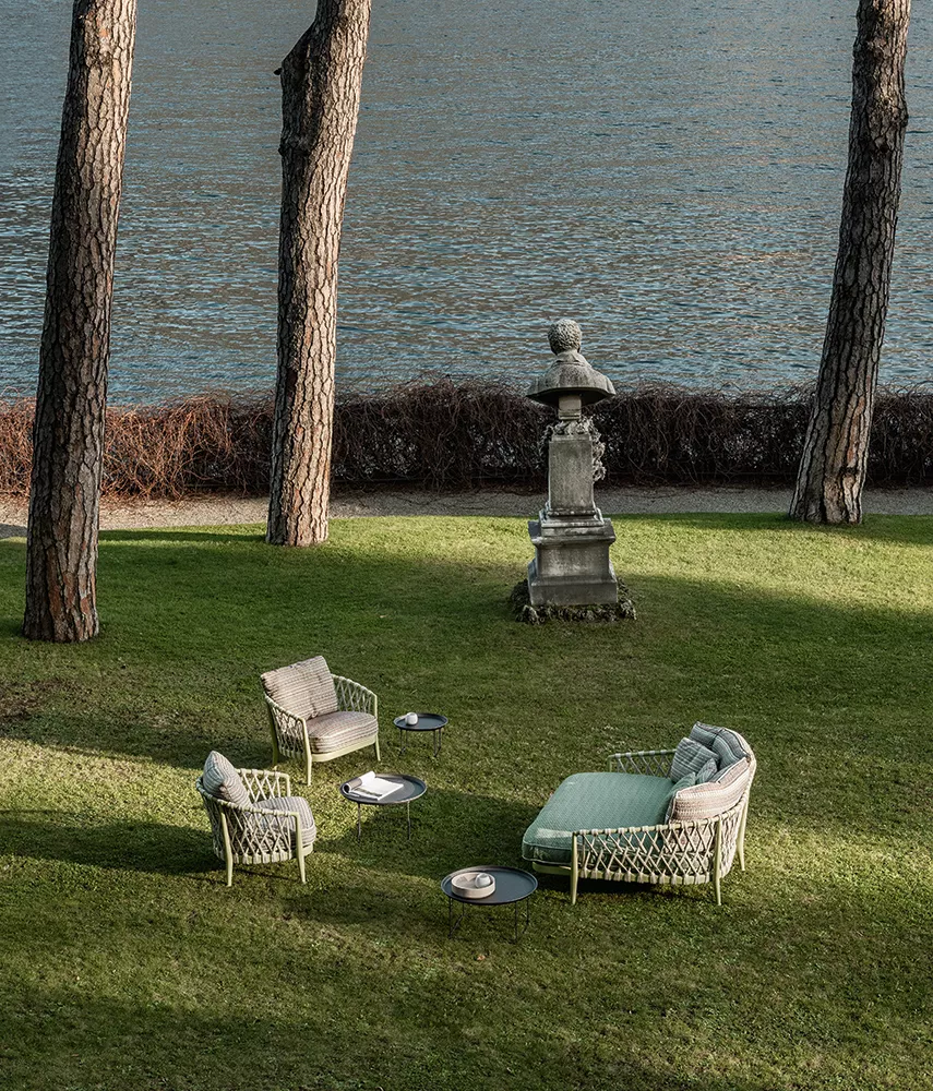 B&B Italia Erica 19 Outdoor Lounge auf einer Wiese am See mit Bäumen und einer Statue im Hintergrund