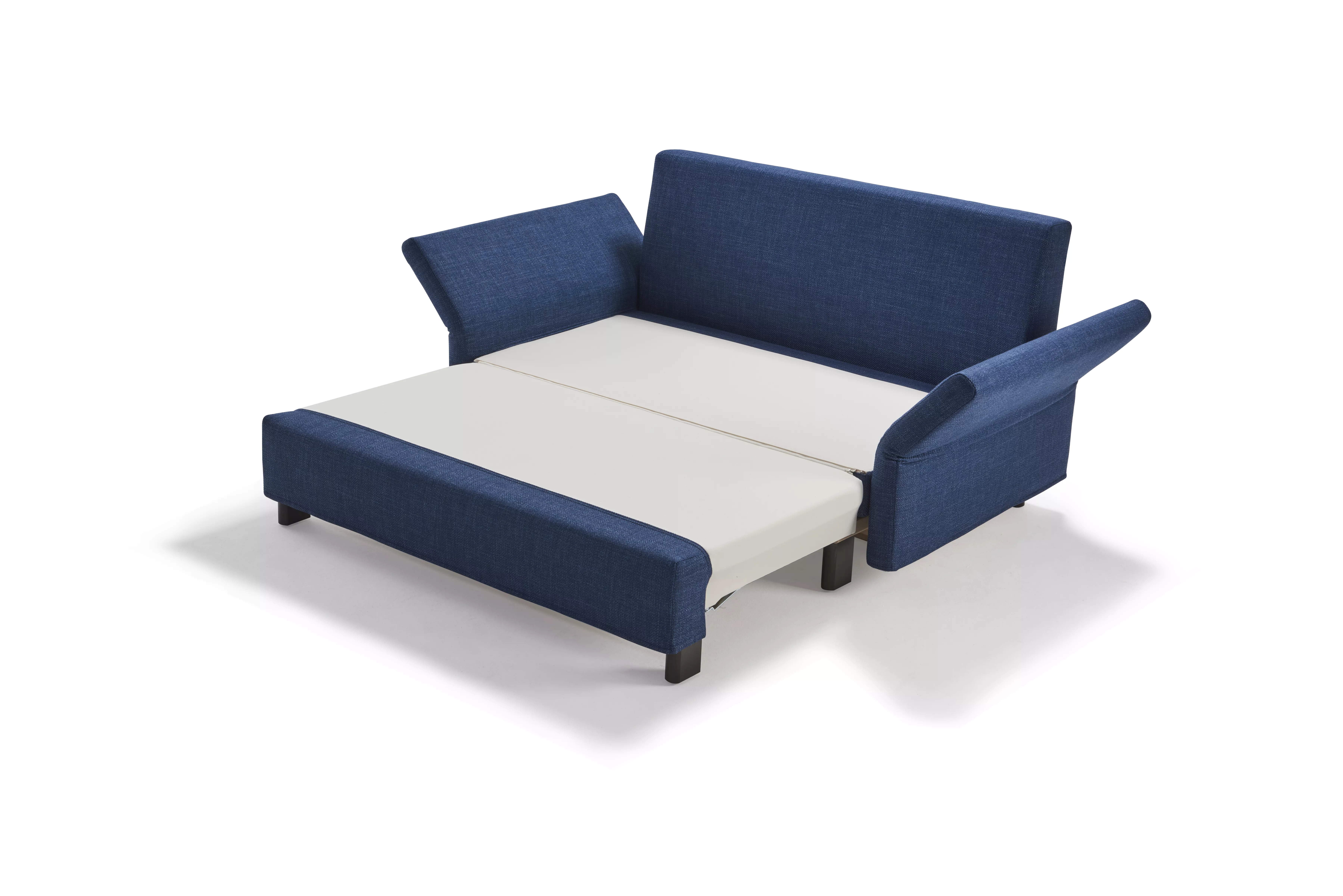 Blaues Schlafsofa mit ausgeklapptem Bett in einem hellen Raum ohne Hintergrund