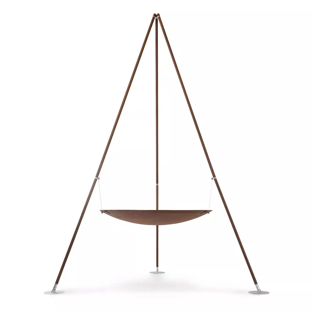 AK47 Tripee Feuerstelle aus oxidiertem Stahl 120 cm freistehend ohne Hintergrund