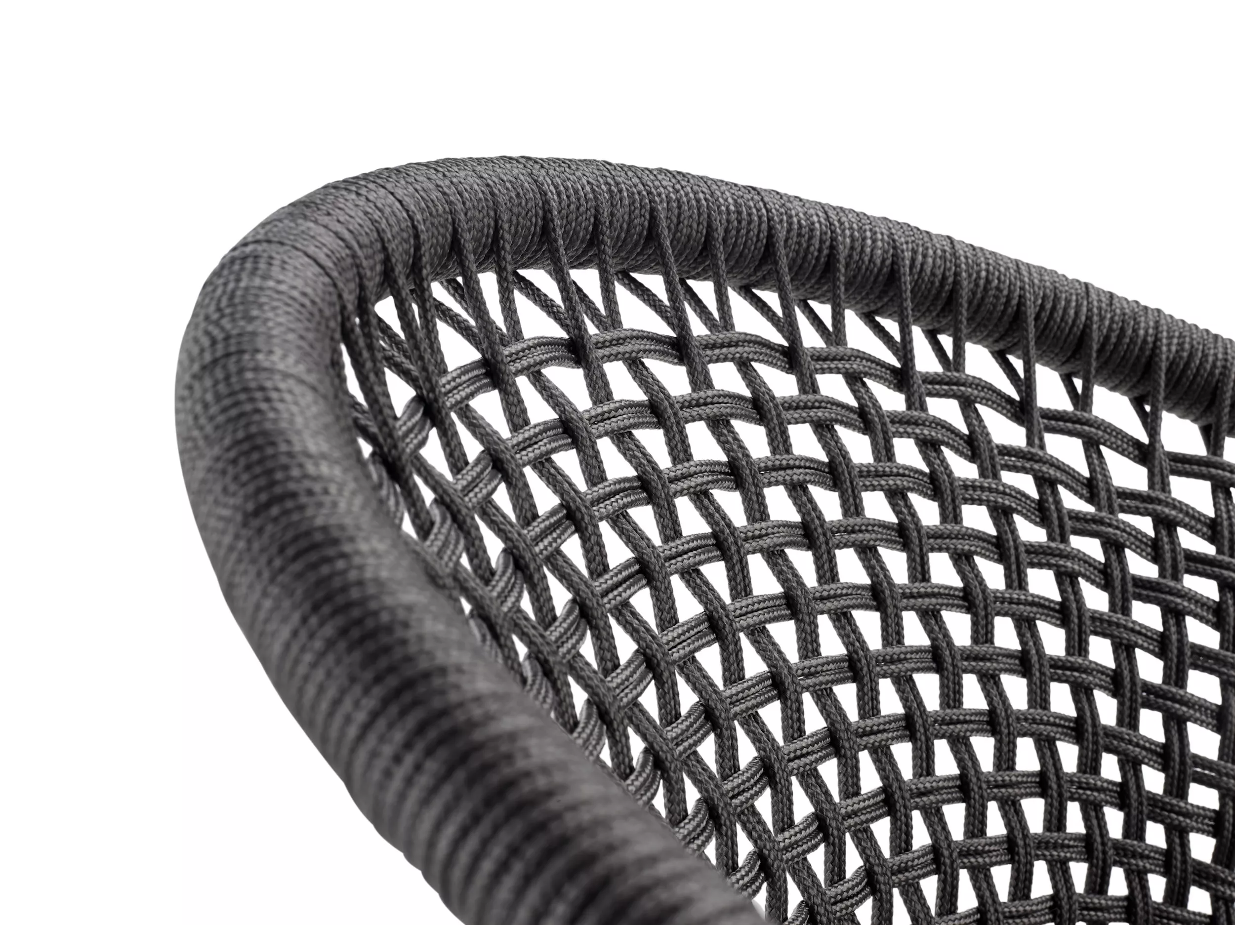 Detailaufnahme des Solpuri Jooy Stapelsessels in Anthrazit zeigt die hochwertige Verarbeitung des geflochtenen Materials ohne Hintergrund