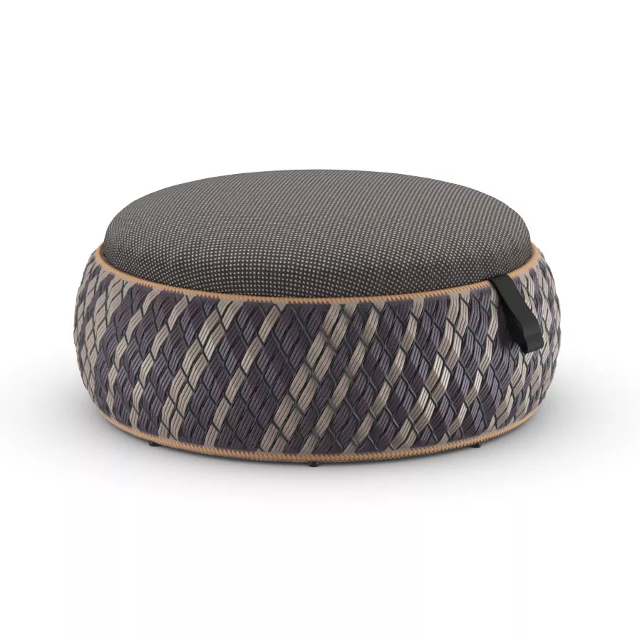 Dedon Dala Hocker 96 cm in einem modernen Design mit geflochtenem Muster und schwarzer Sitzfläche ohne Hintergrund.