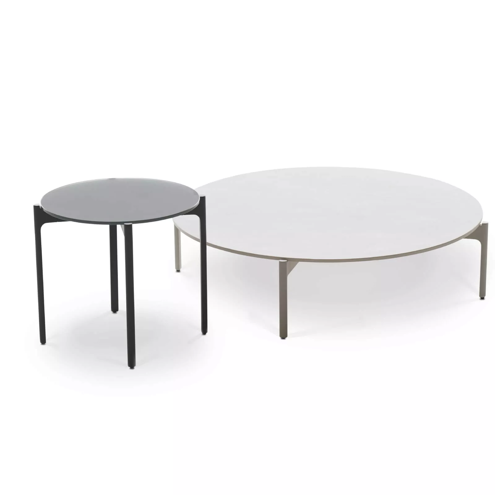 Dedon Izon Kollektion zwei moderne runde Tische in verschiedenen Größen und Farben auf weißem Hintergrund
