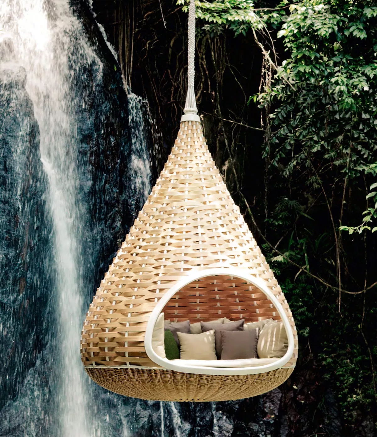 Dedon Nestrest Hängesessel rund 200 cm hängt vor einem Wasserfall in einem tropischen Wald und bietet eine gemütliche Sitzgelegenheit
