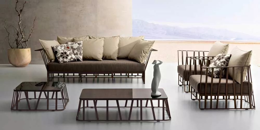 Roberti Hamptons Loungegruppe in Braun und Beige, Gartenmöbel-Set auf hellem Boden mit dekorativer Vase, Hintergrund mit Bergblick.
