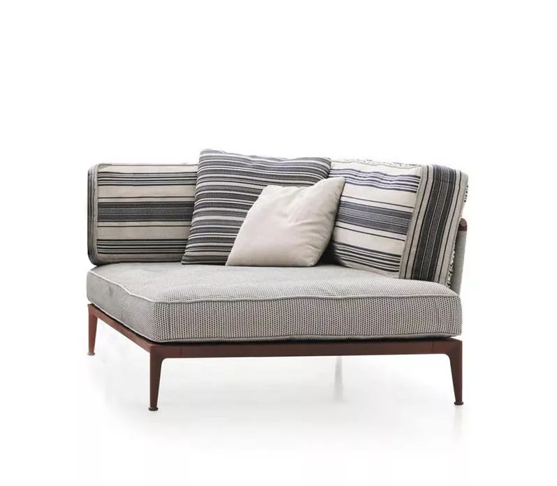 B&B Italia Ribes Chaiselongue Modul in Grau und Weiß mit gestreiften Kissen auf weißem Hintergrund.