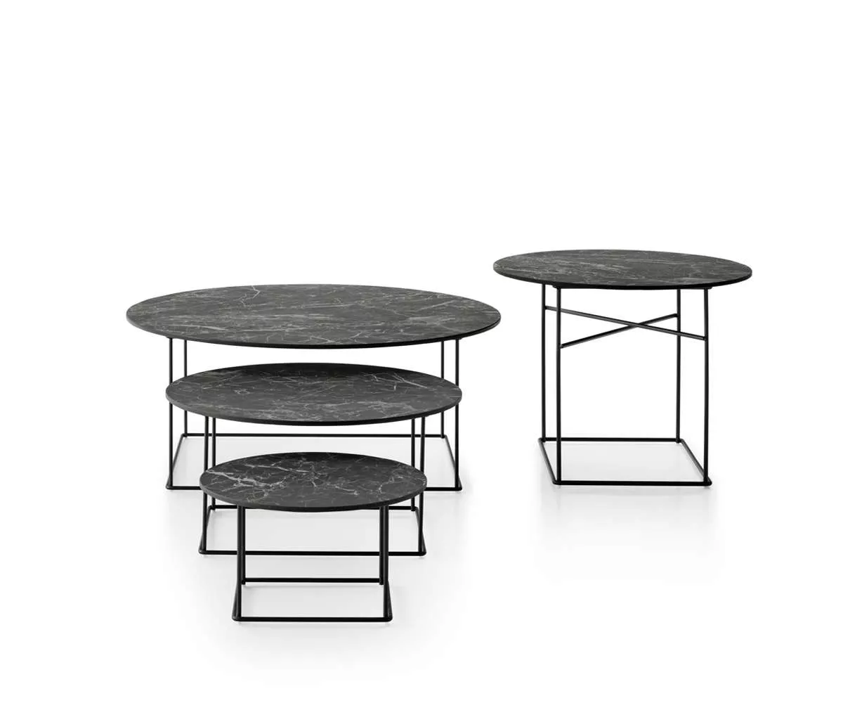 B&B Italia Fat-Fat Beistelltische in verschiedenen Größen mit schwarzer Marmorplatte und filigranem Metallgestell ohne Hintergrund.