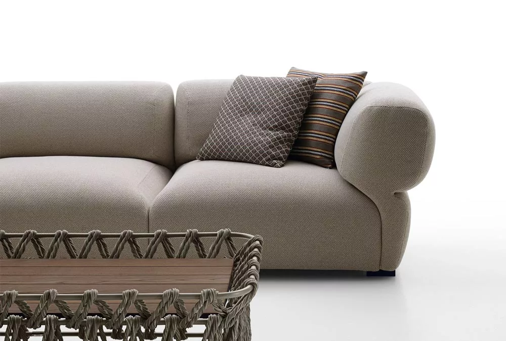 B&B Italia Butterfly Outdoor Loungegruppe mit beigen Polstern und dekorativen Kissen in einem modernen minimalistischen Ambiente ohne Hintergrund