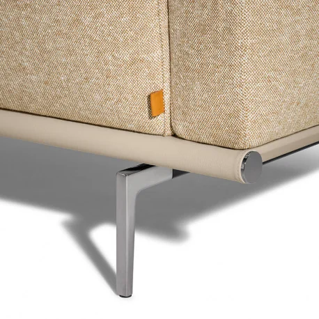 Die Happy Jack Kollektion bietet mit ihren großen Kissen eine gemütliche und komfortable Atmosphäre Das Designerstück mit kompakten Abmessungen passt perfekt in kleinere Wohnungen und verschiedene gewerbliche Umgebungen vom Büro bis zum Wartebereich und C