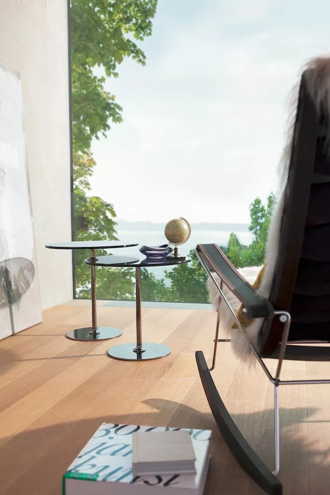 Draenert Largo Glastische in einem modernen Wohnzimmer mit Blick auf die Natur und einem Globus auf einem der Tische