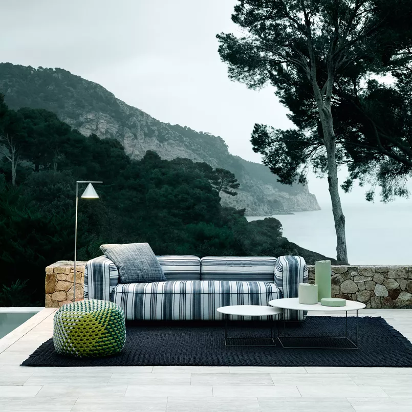 B&B Italia Hybrid Sofa Loungemodul in einer Outdoor-Szene mit Blick auf bewaldete Hügel und das Meer im Hintergrund.