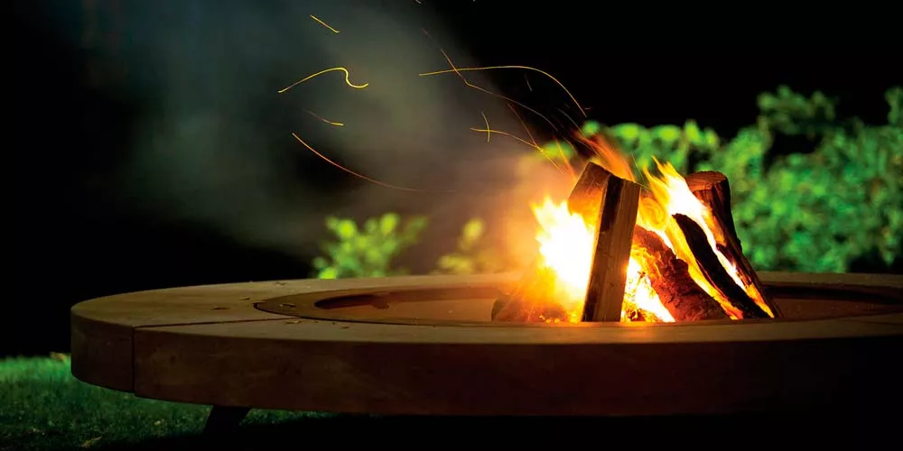 Ak-47 Feuerstellen Rondo im Garten bei Nacht mit brennendem Feuer und Funken in der Luft stimmungsvolles Bild