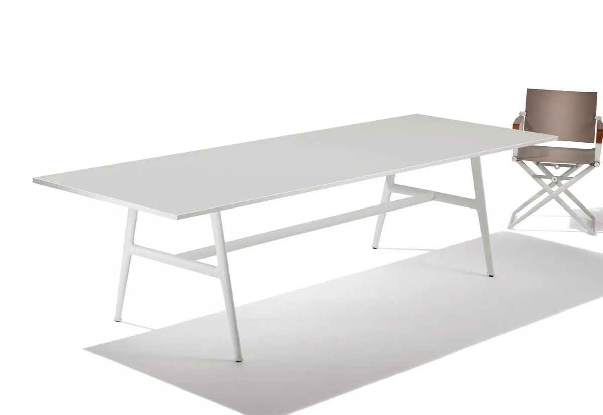 Dedon Seax Esstisch rechteckig in weiß mit passendem Stuhl auf weißem Hintergrund