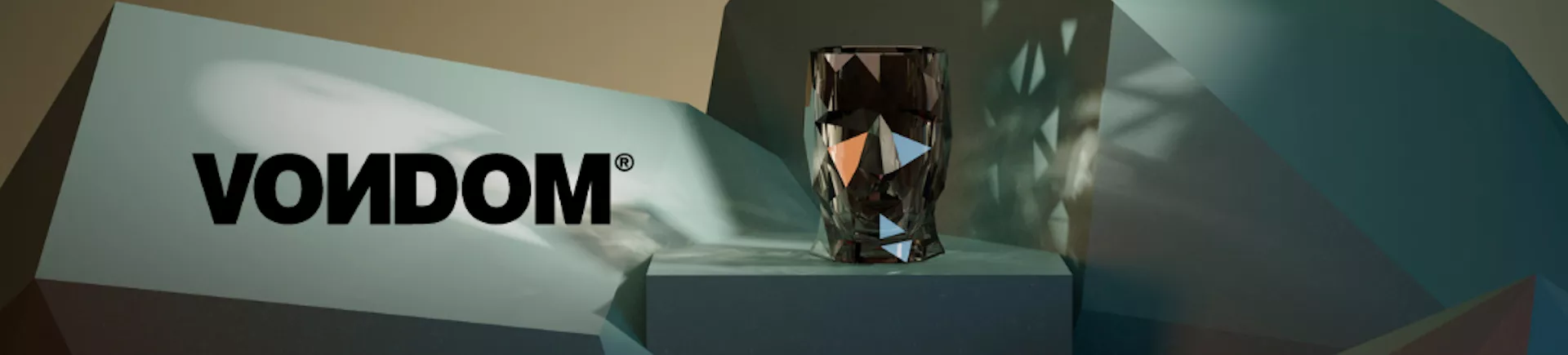 Vondom Vase in dunklem Glas auf geometrischem Hintergrund mit Schatteneffekten, stimmungsvolle Produktpräsentation.