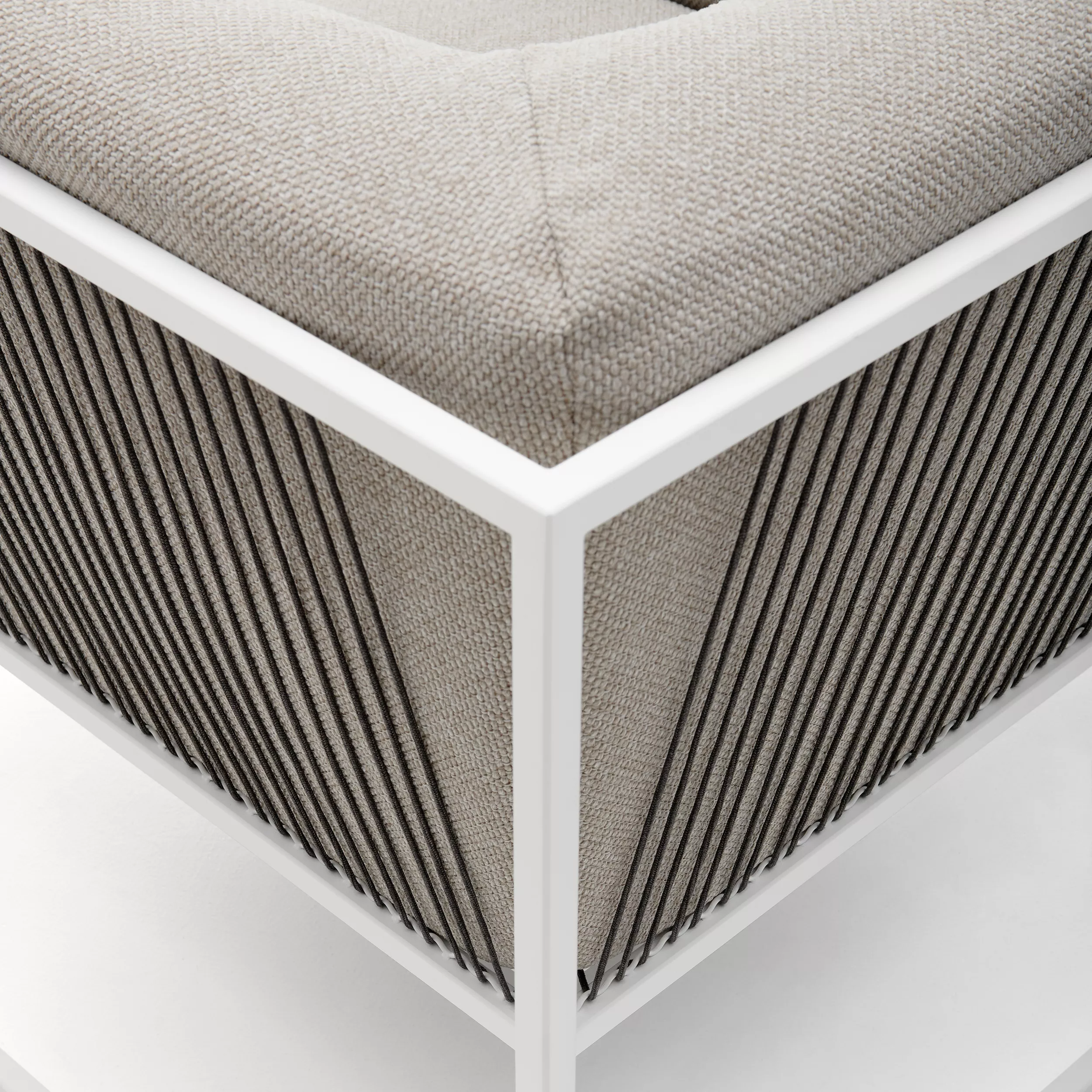 MDF Italia Arpa Loungesessel in Nahaufnahme zeigt die Detailansicht des modernen Designs mit weißen Rahmen und grauem Polster ohne Hintergrund