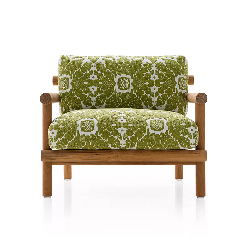 B&B Italia Ayana Loungesessel mit grünem gemustertem Polster und Holzrahmen ohne Hintergrund