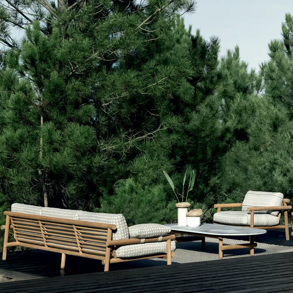 B&B Italia Ayana niedriger Loungetisch in einem Garten mit zwei Sofas und Pflanzen im Hintergrund