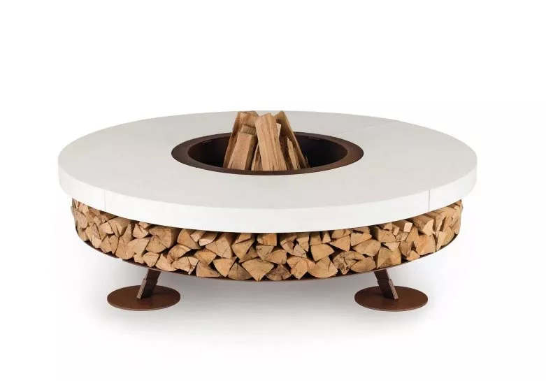 AK47 Ercole Stahl Feuerstelle XSmall 120 cm auf weißem Hintergrund mit Holzscheiten im unteren Bereich und Feuer in der Mitte