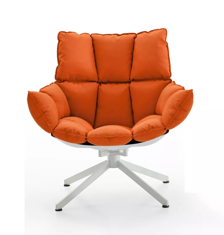 B&B Italia Husk Outdoor Loungesessel in Orange auf weißem Hintergrund