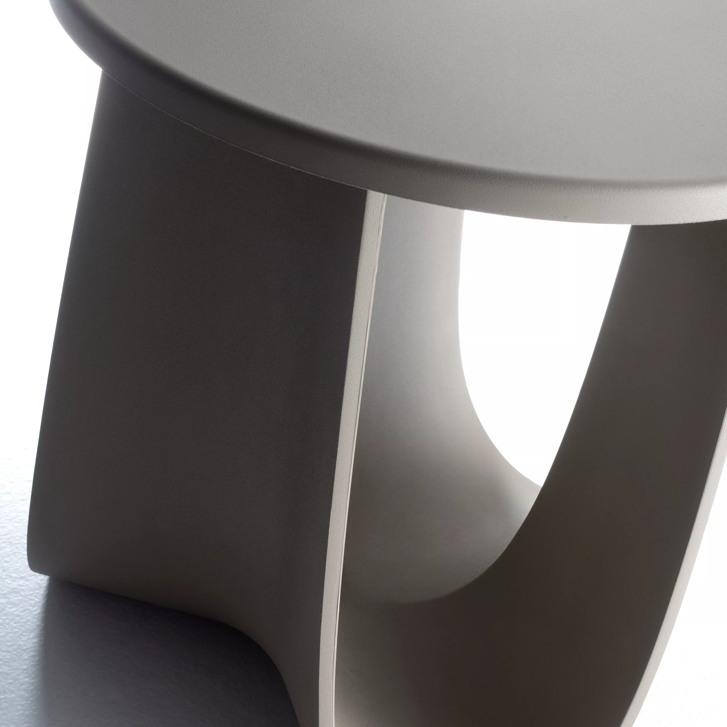 MDF Italia Sag Hocker und Beistelltisch in Nahaufnahme ohne Hintergrund