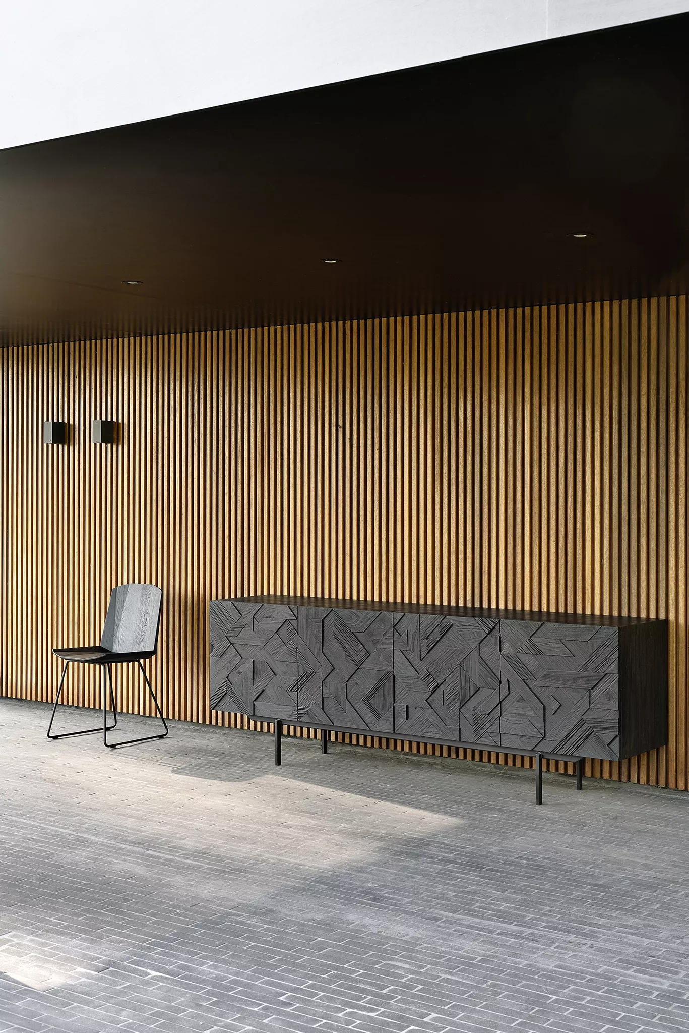 Ethnicraft_10061_Teak_Graphic_sideboard_50662_Oak_black_Facette_chair