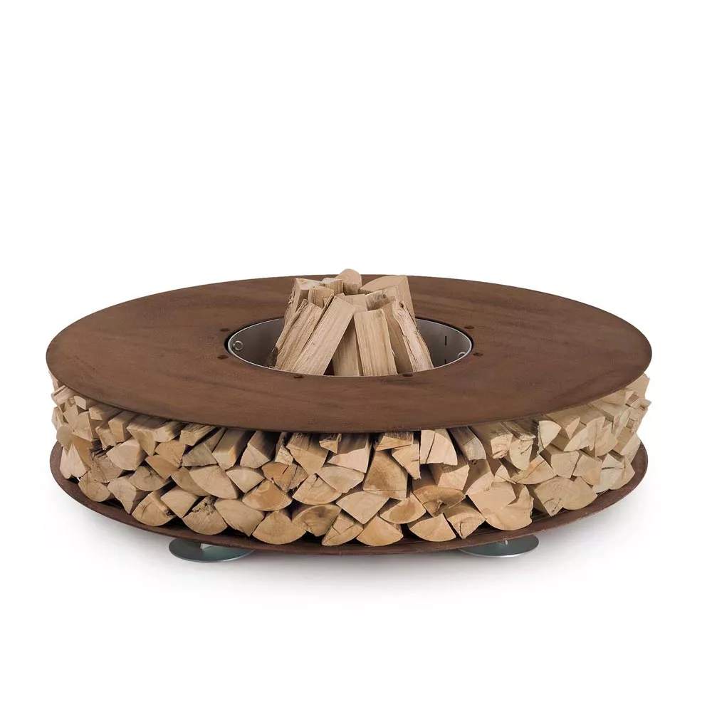 AK47 Zero Feuerstelle 100 cm Gartenkamin mit Holzscheiten gestapelt in einem runden Metallrahmen ohne Hintergrund