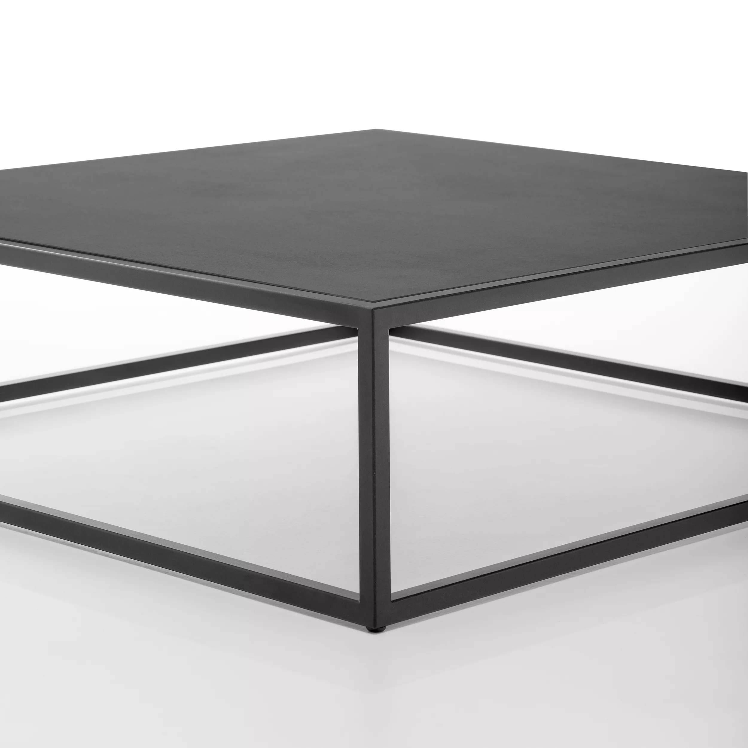 MDF Italia Arpa Beistelltisch 87x87cm in Schwarz ohne Hintergrund