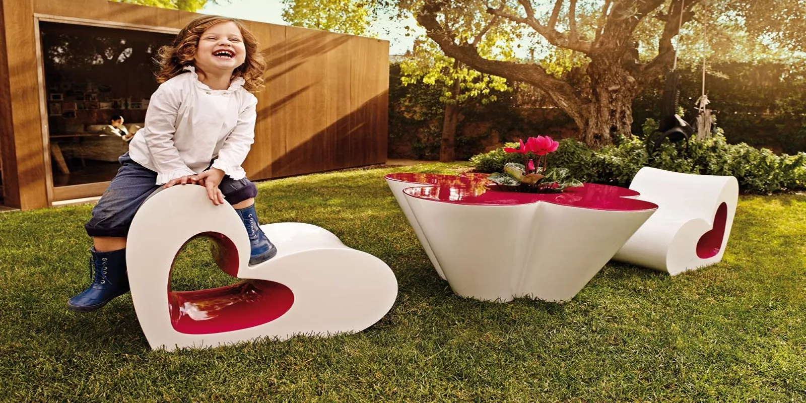 Kindermöbel-Set von Vondom, bestehend aus weißem und pinkem Agatha Ruiz de la Prada Stuhl und Tisch, im sonnigen Garten.