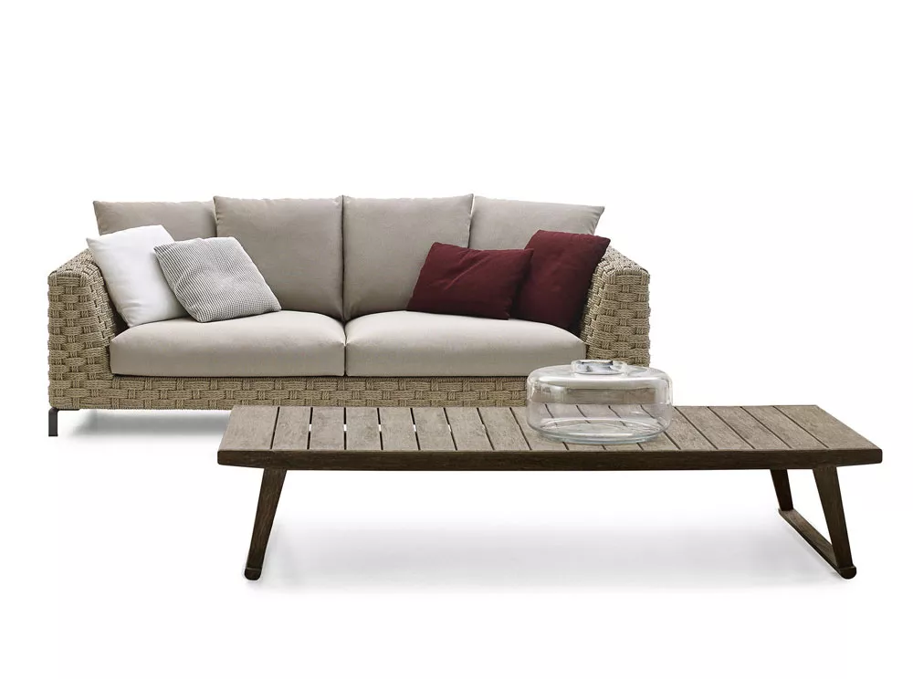 B&B Italia Ray Outdoor Loungesofa 236 cm in Naturfarbe mit Kissen in verschiedenen Farben vor einem Holztisch ohne Hintergrund