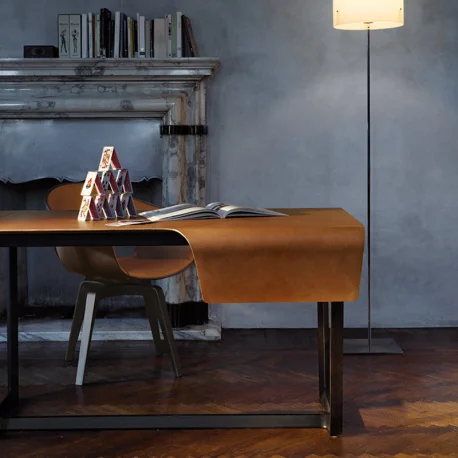 Der Fred Schreibtisch von Poltrona Frau vereint Eleganz und Funktionalität in perfekter Harmonie