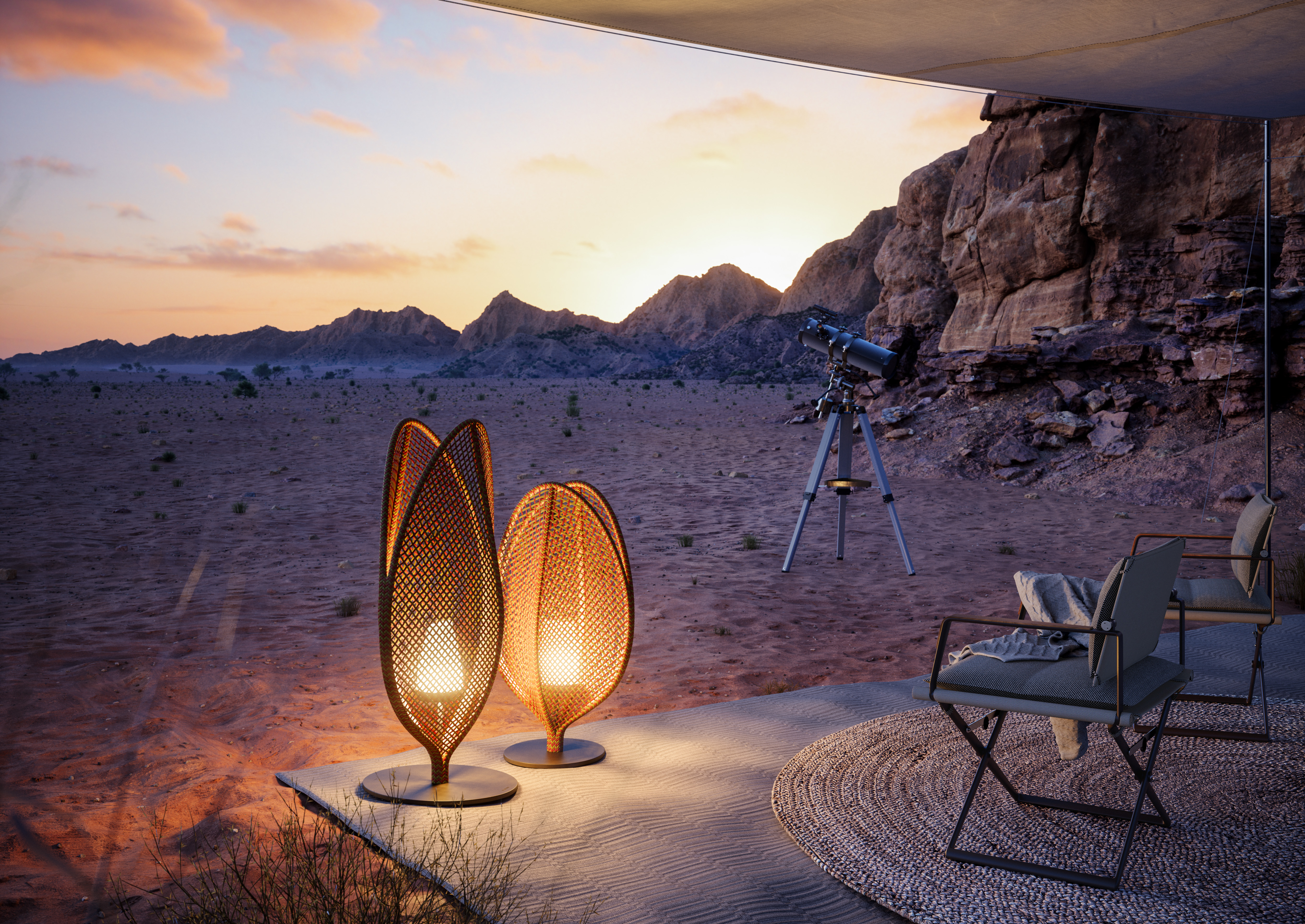 Dedon Mysterious Desert Seax Scoora Lampen leuchten in der Dämmerung in einer Wüstenlandschaft neben einem Teleskop und einer Sitzgruppe