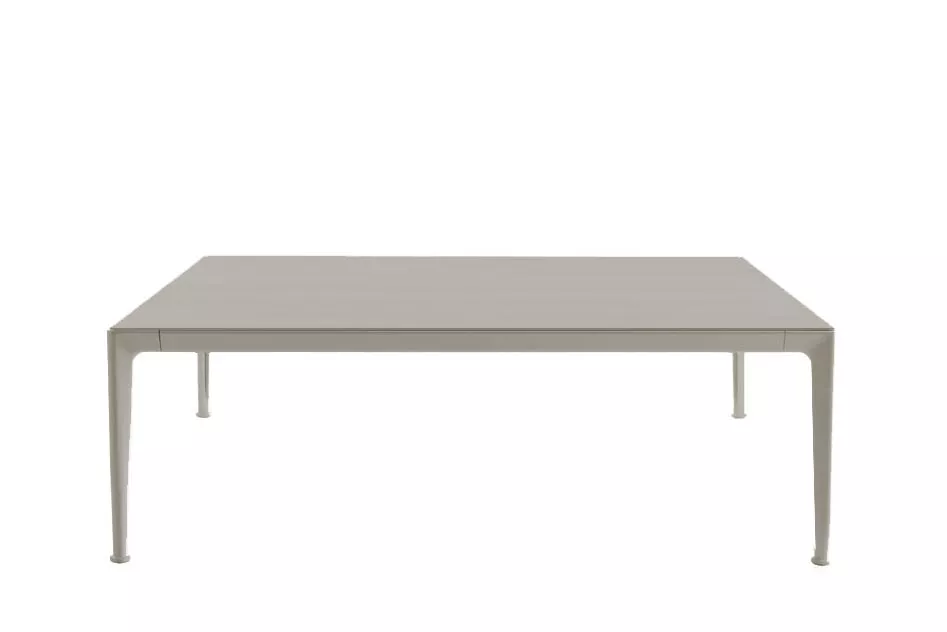 B&B Italia Mirto Outdoor Loungetisch 120x120 cm mit Tischplatte aus Aluminium oder Iroko ohne Hintergrund.