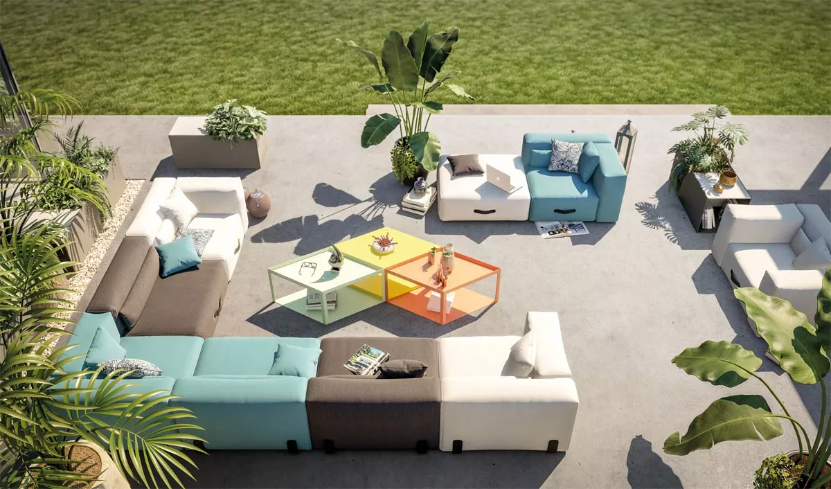 Conmoto Miami Loungegruppe in Weiß, Blau und Braun auf einer Terrasse mit Pflanzen und buntem Couchtisch, Vogelperspektive.