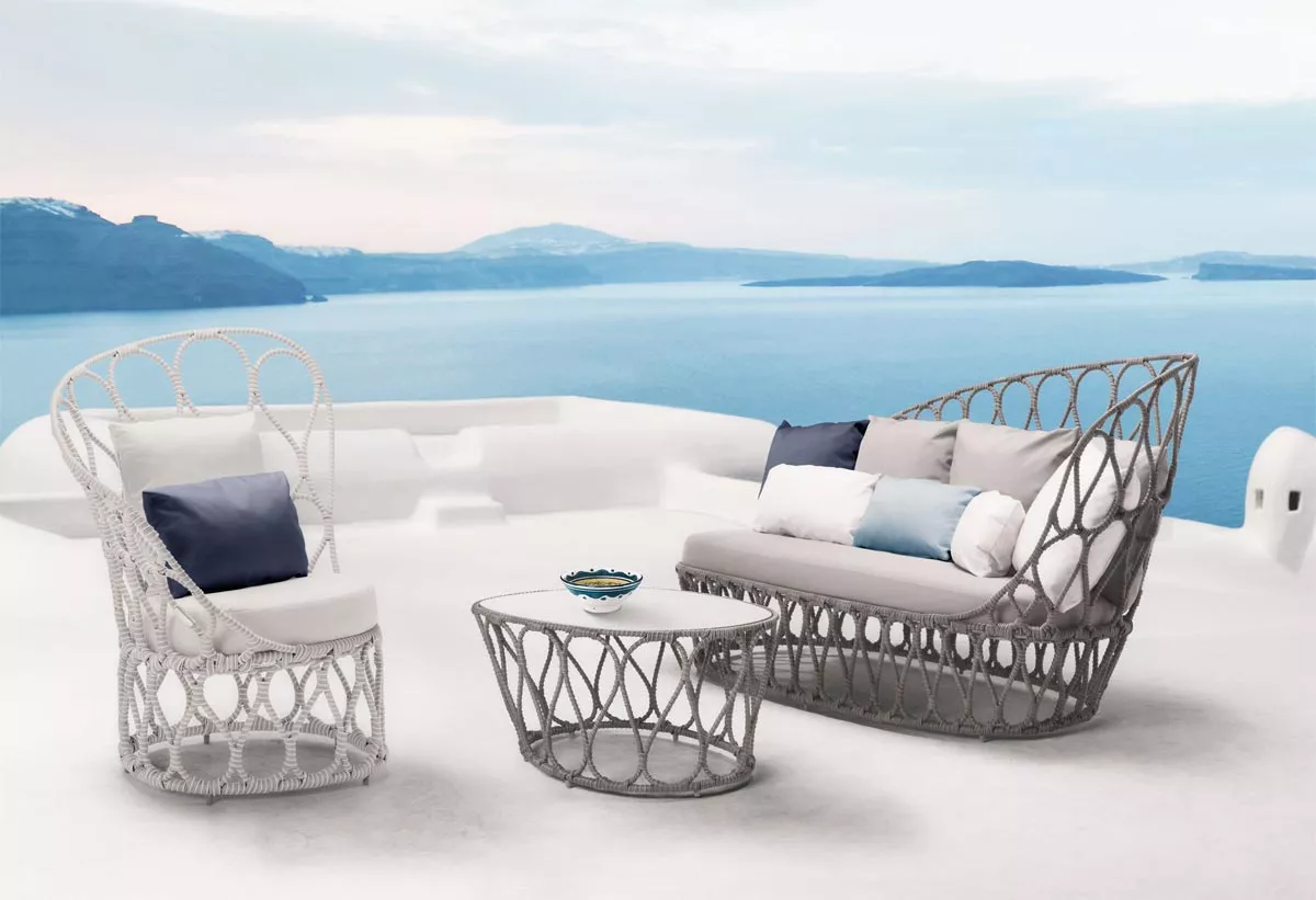 Kenneth Cobonpue Forma Loungegruppe in Grau auf einer Terrasse mit Meerblick, bestehend aus Sofa, Sessel und Tisch, Moodbild.