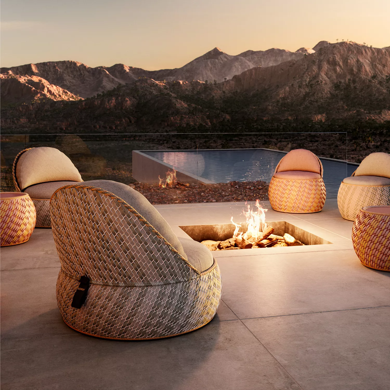 Dedon Dala Sessel in einer gemütlichen Outdoor-Szene mit Feuerstelle und Bergblick im Hintergrund