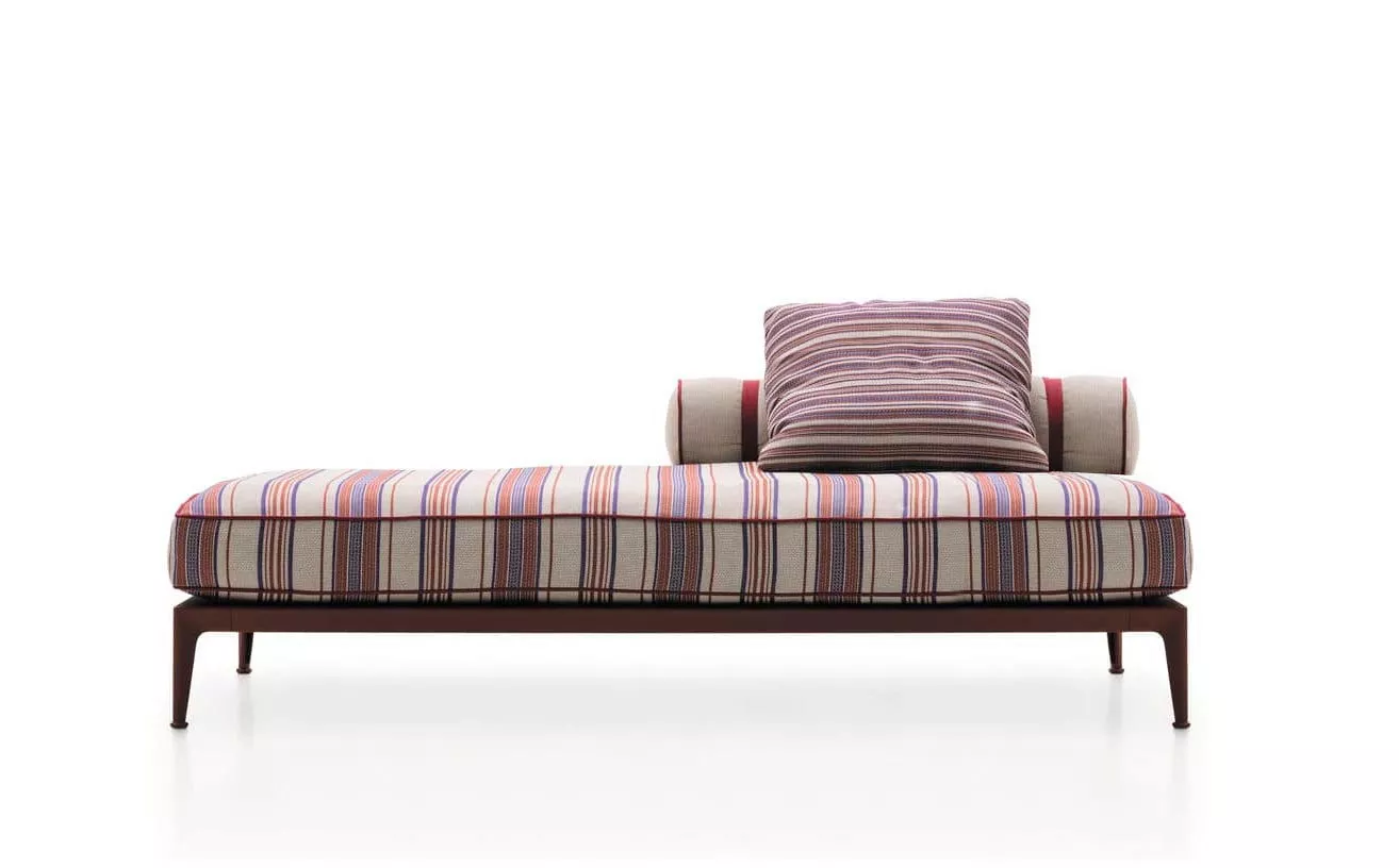B&B Italia Ribes Loungemodul mit Kissenrolle und gestreiftem Bezug auf weißem Hintergrund