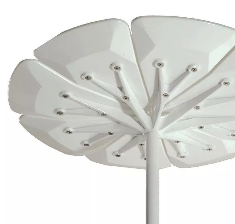 Knoll Studio Petal Beistelltisch in Weiß von unten fotografiert ohne Hintergrund