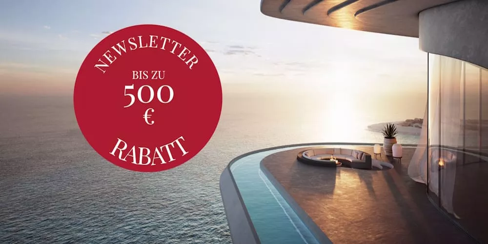 Villa Schmidt Newsletter mit rotem Kreis, der bis zu 500 € Rabatt ankündigt, vor einem modernen Balkon mit Meerblick bei Sonnenuntergang.