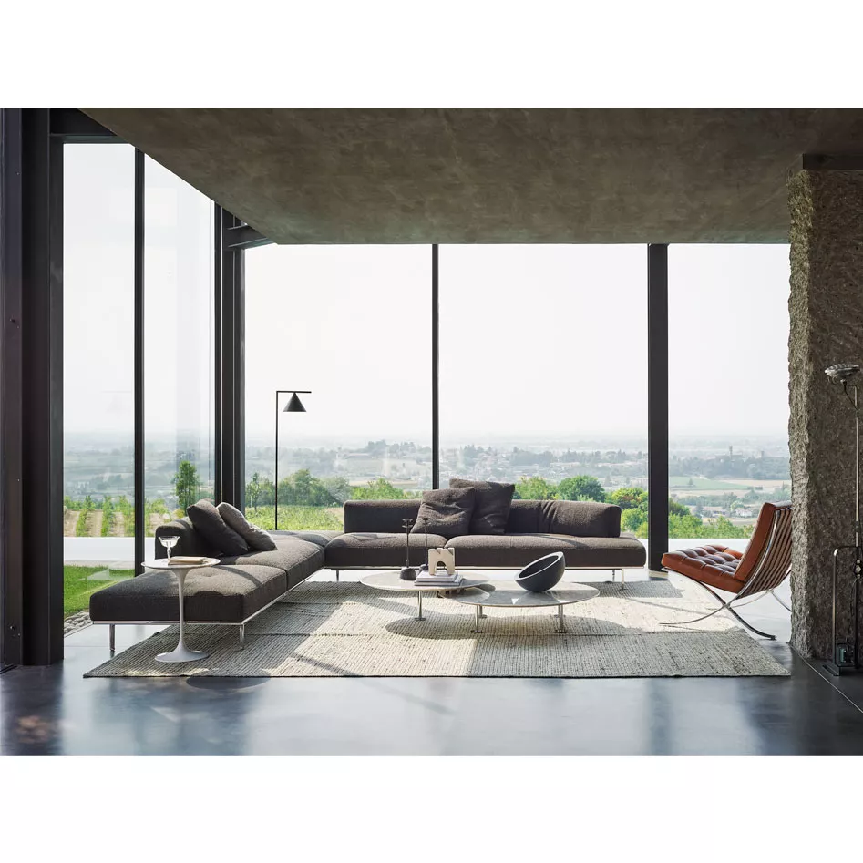 Das Bild zeigt ein modernes Wohnzimmer mit einem Knoll Matic Sofa und einem Panoramablick auf die Landschaft im Hintergrund.