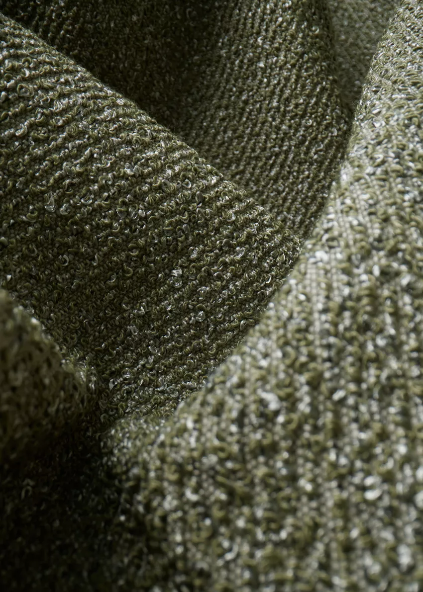 Dedar Around Boucle Stoff in Olivgrün, Nahaufnahme der texturierten Oberfläche, zeigt die dichte Webart und weiche Struktur.
