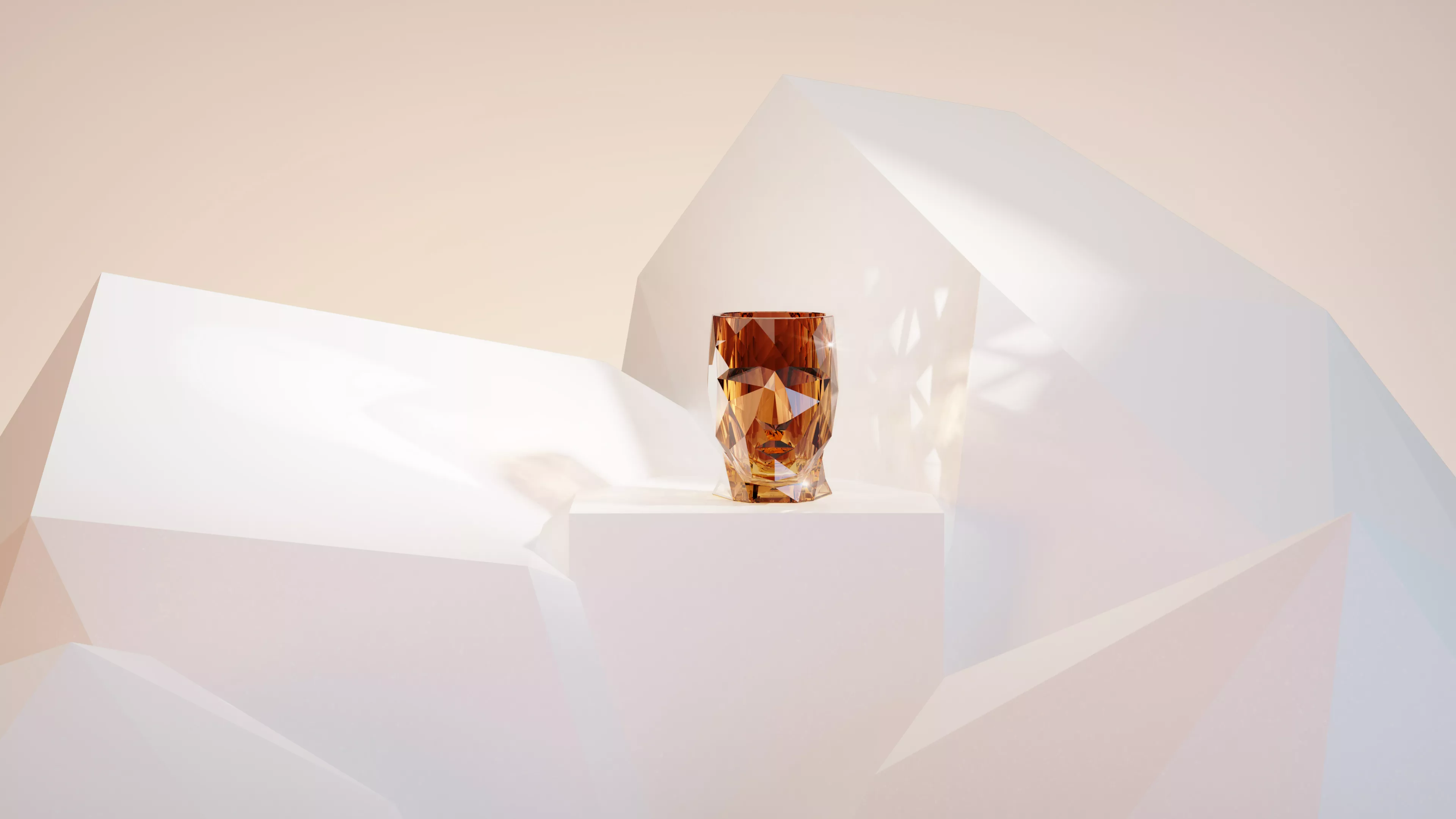 Vondom ADAN NANO GLOSSY in Bernsteinfarbe auf geometrischem, weißem Hintergrund, Design von Teresa Sapey, stimmungsvolle Präsentation.