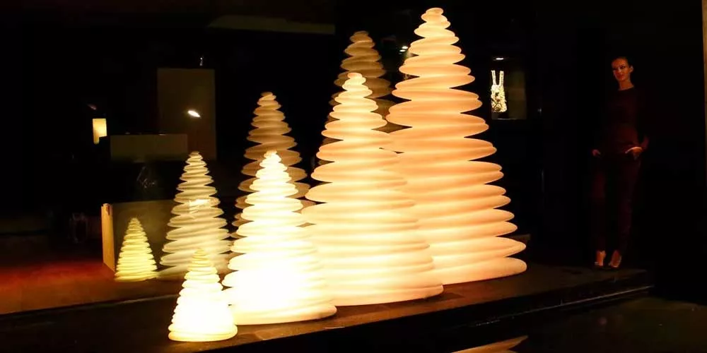 Vondom Chrismy Leuchten in verschiedenen Größen, in warmem Weiß leuchtend, vor einem dunklen Hintergrund in einem stimmungsvollen Raum.