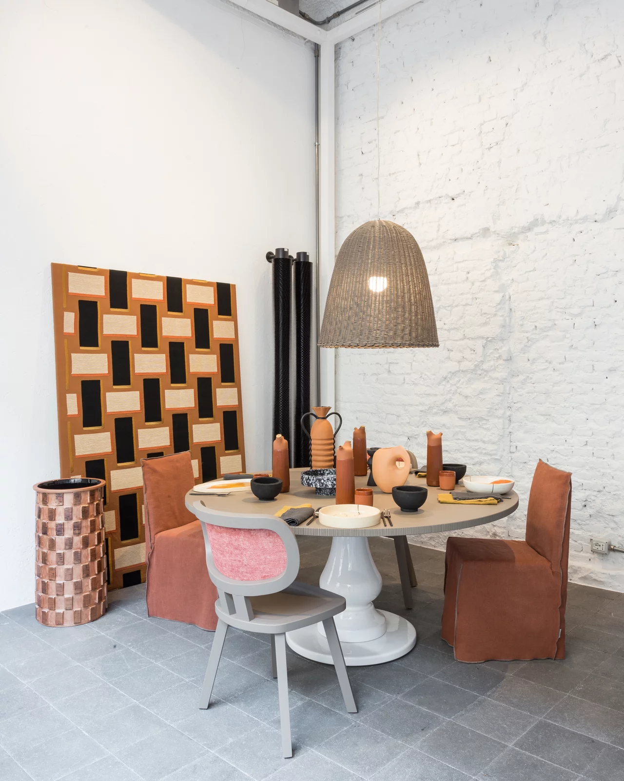 Gervasoni Esszimmer mit rundem Tisch und Stühlen in einem modernen Raum mit Kunstwerken und Dekorationen