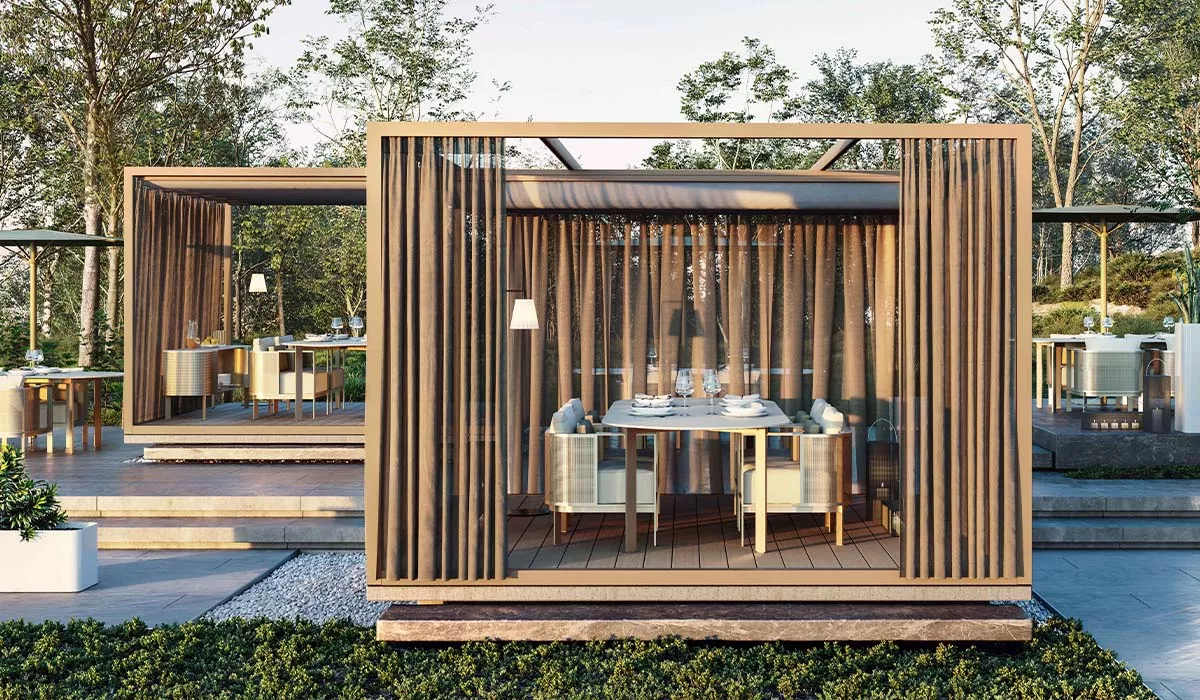 Gandia Blasco Pergolas-Kollektion in Holzoptik, zeigt eine moderne Outdoor-Essgruppe auf einer Terrasse mit Bäumen im Hintergrund.