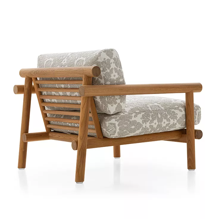 B&B Italia Ayana Loungesessel mit floralem Muster auf hellem Polster und Holzrahmen ohne Hintergrund