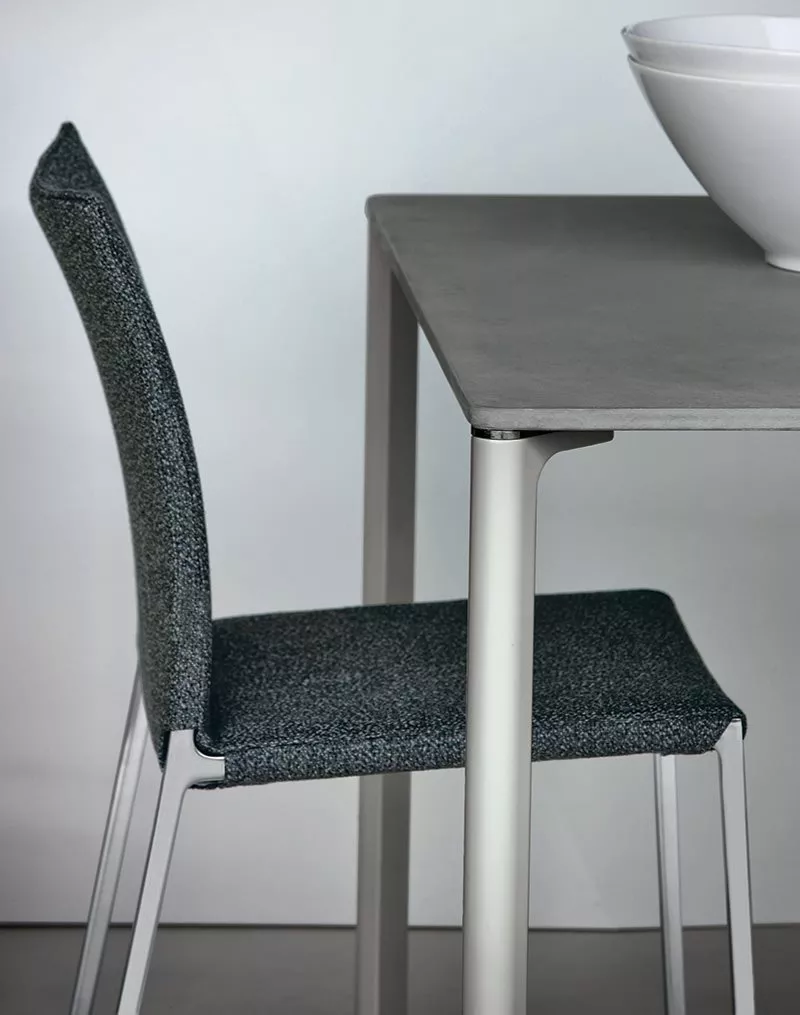 Ein Zanotta Lia Stuhl steht neben einem Tisch auf dem eine weiße Schüssel steht